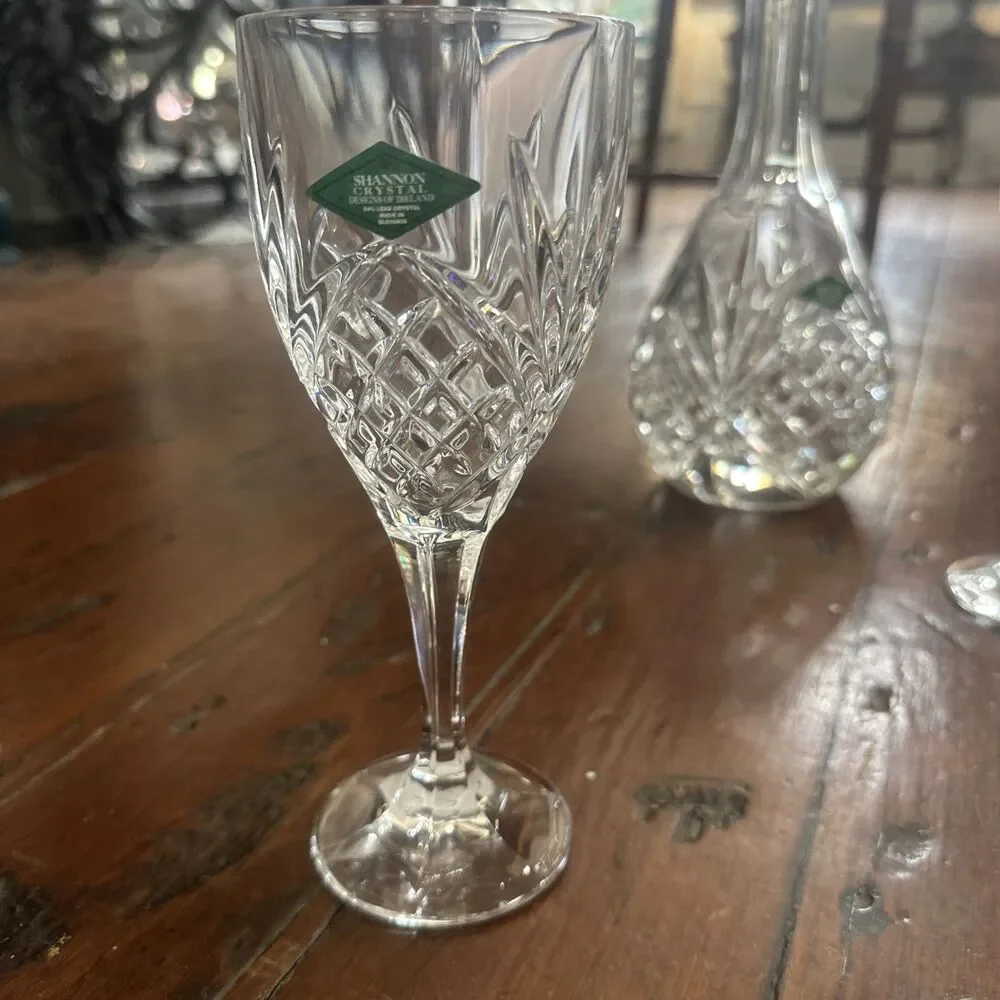 Shannon Crystal Designs of Ireland Lead Crystal Decanter/Stopper with 3 Glasses